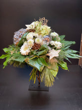 Lade das Bild in den Galerie-Viewer, Weihnachtlicher Blumenstrauß in Weiß